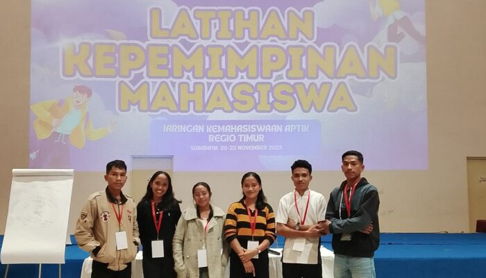 Enam Mahasiswa Unika Weetebula Ikuti LKM APTIK di Surabaya, Perkuat Wawasan Kepemimpinan dan Analisis Sosial