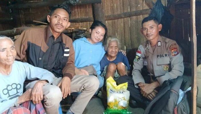 Polres Manggarai dan Wartawan TVRI NTT Salurkan Bantuan Sosial untuk Lansia di Beo Rahong