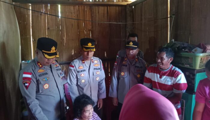Jelang Natal dan Tahun Baru 2026, Kapolda NTT Salurkan Bantuan Bedah Rumah dan Kursi Roda untuk Warga Penderita Stroke di Manggarai