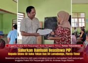 Yunus Takandewa Salurkan Beasiswa PIP untuk Siswa SD di Flores Timur
